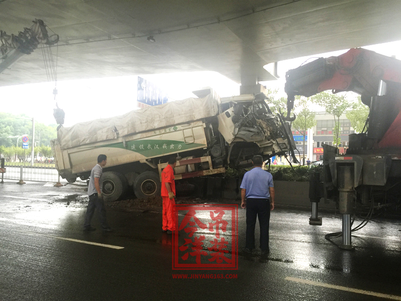 交通施救（高架橋下，限制空間）